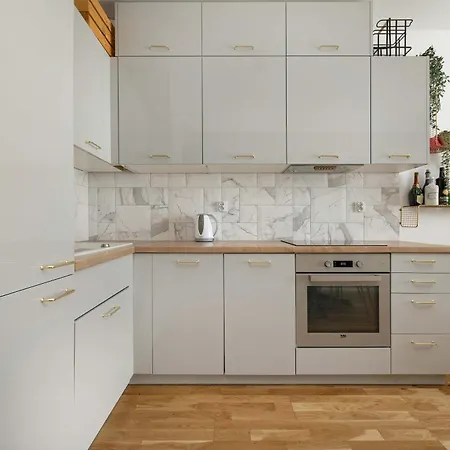 Lejlighed Spacious In Wroclaw With A Desk For Remote Work And A Balcony By Renters