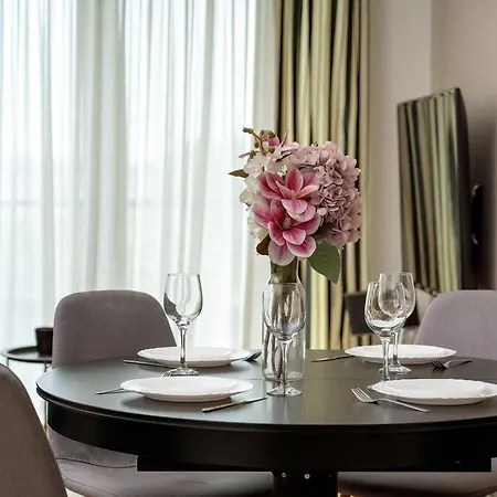 Apartman Spacious In With A Desk For Remote Work And A Balcony By Renters Wrocław