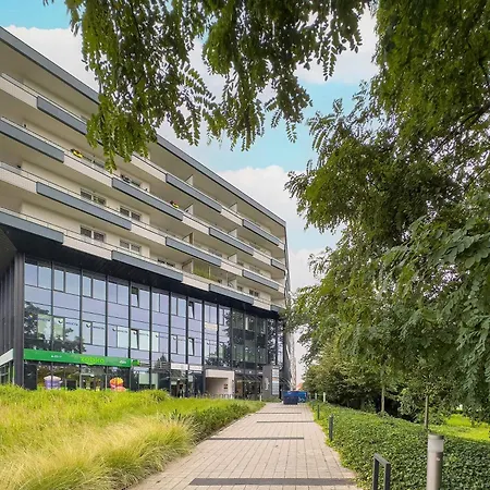Spacious In With A Desk For Remote Work And A Balcony By Renters