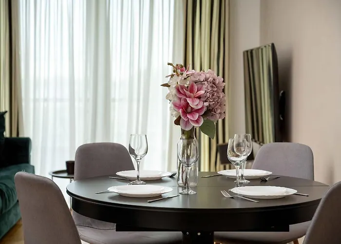 Daire Spacious In With A Desk For Remote Work And A Balcony By Renters Wroclaw