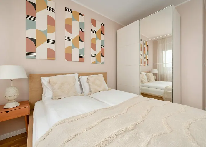 Spacious In With A Desk For Remote Work And A Balcony By Renters *